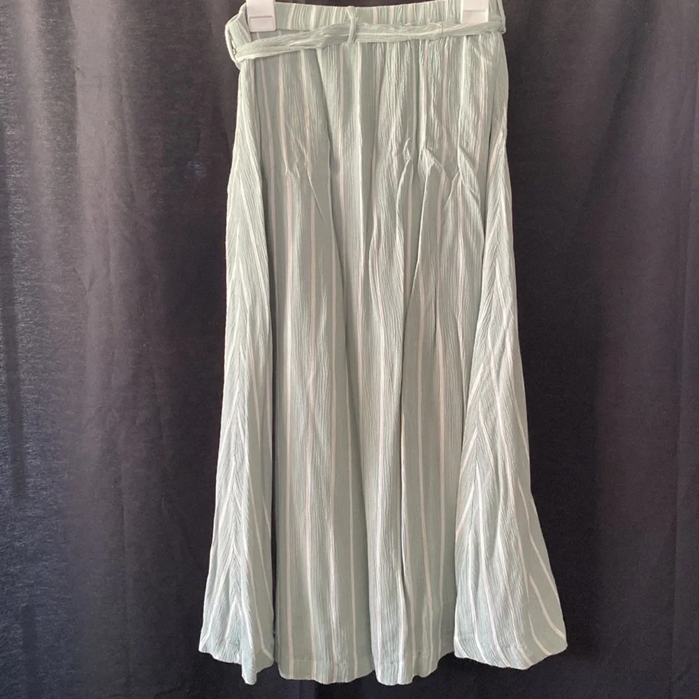 Matching crop top with skirt outfit - Picture 4 of 8